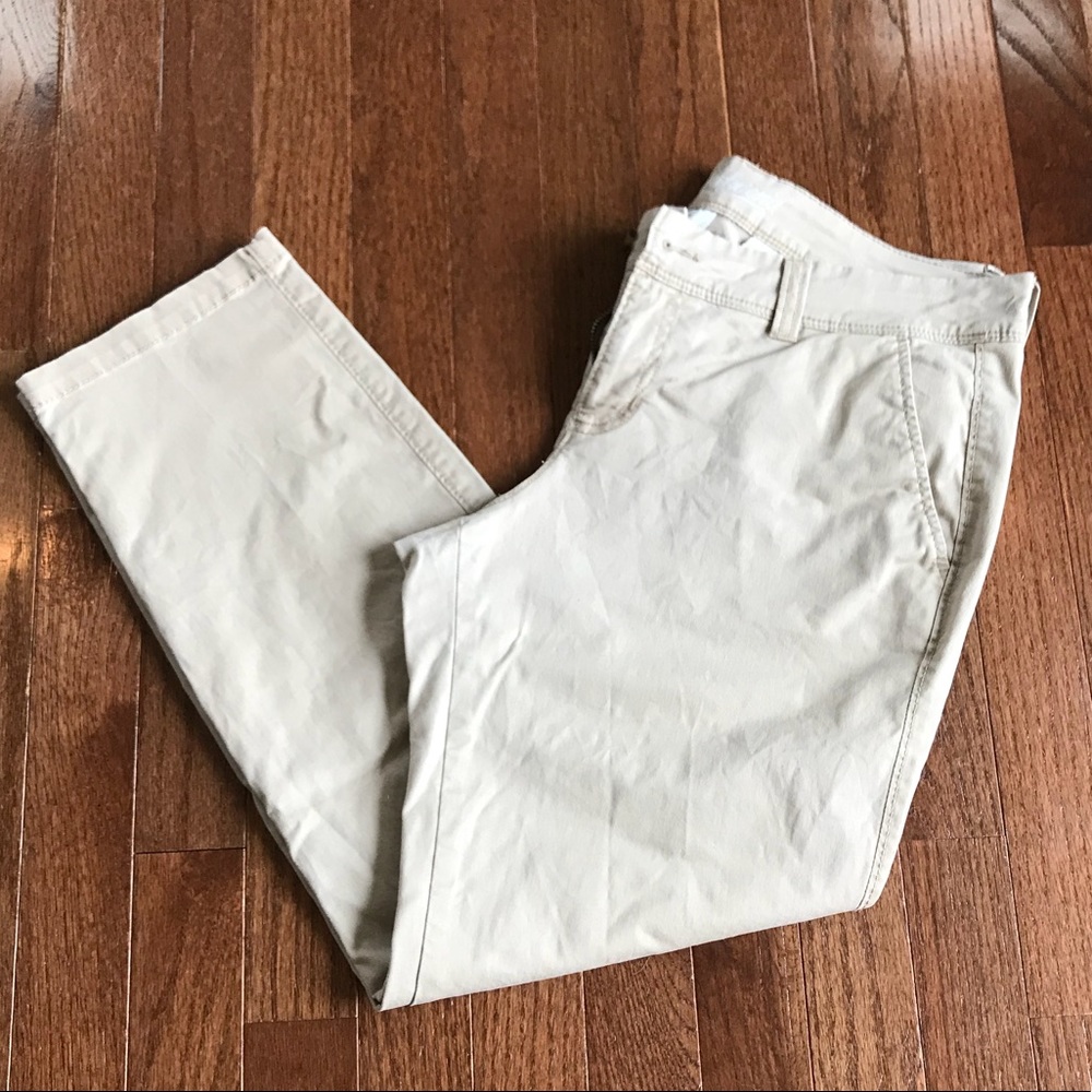 Old Navy Boyfriend khaki ankle pants - size 6